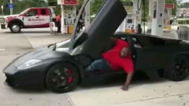 Waarom je beter geen Lamborghini koopt als je zwaarlijvig bent (+VIDEO)