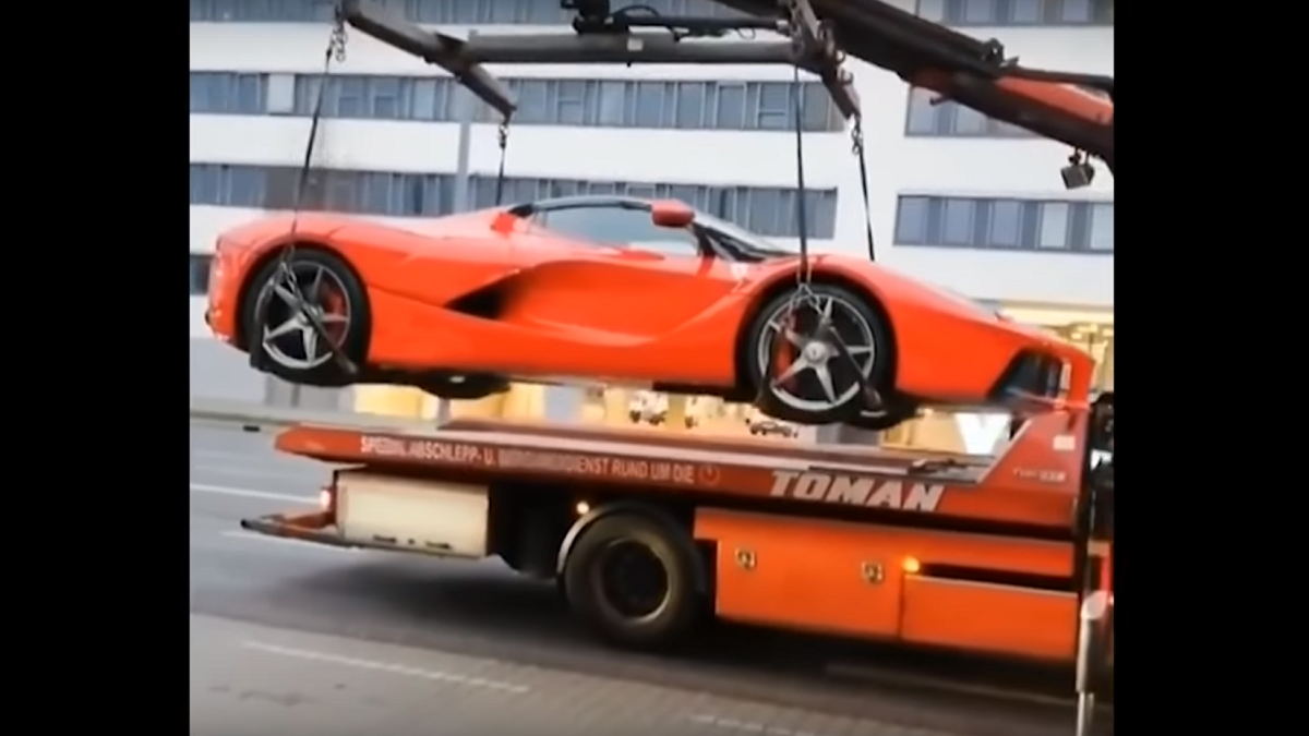 Cette LaFerrari est embarquée de manière très maladroite !