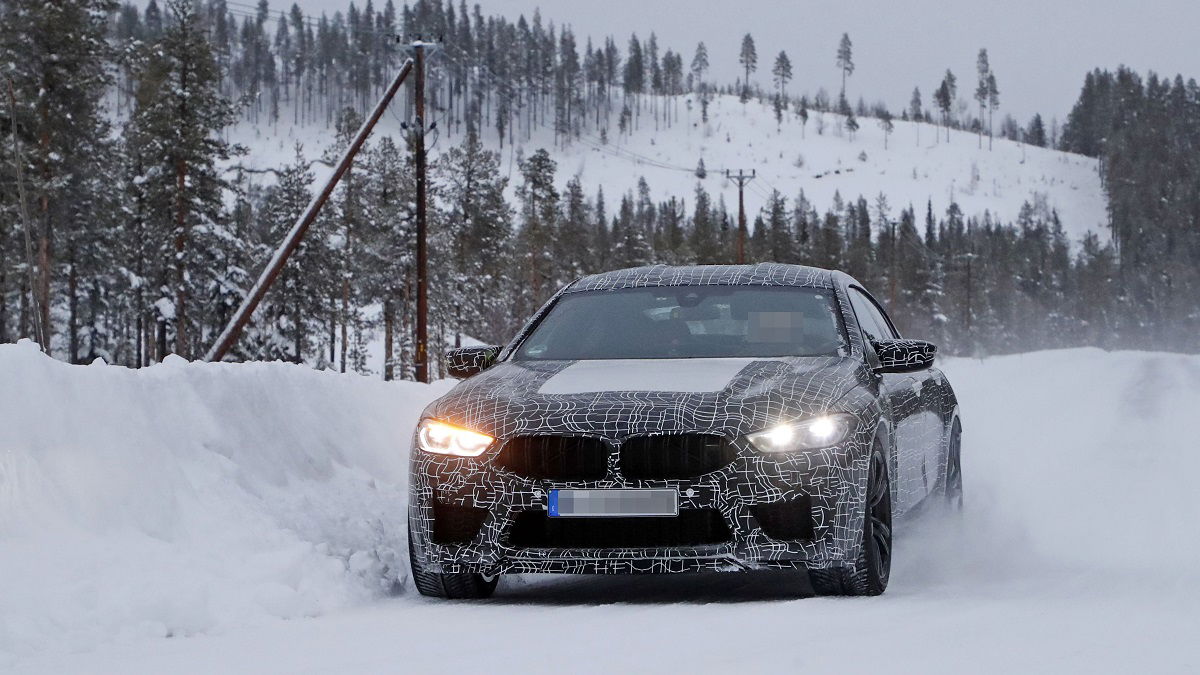 BMW M8 speelt in de sneeuw