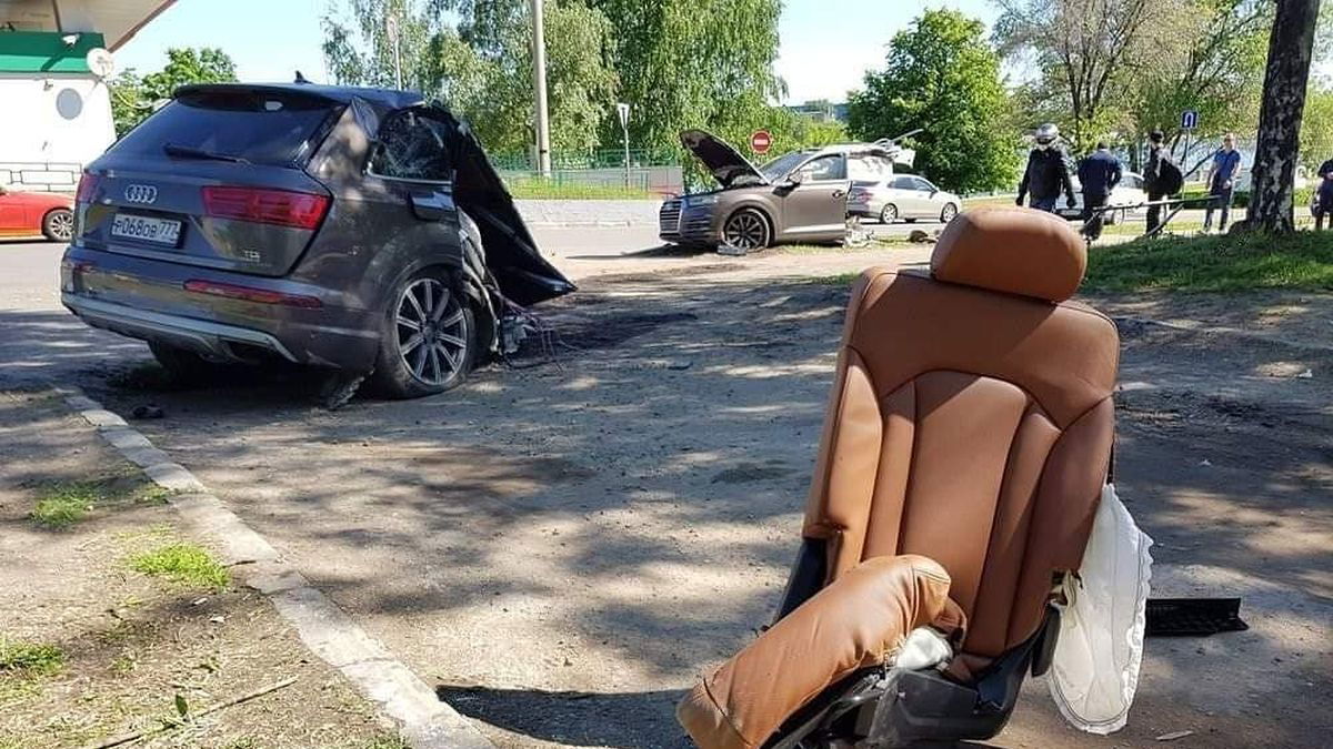 Grote Audi SUV breekt in twee na crash