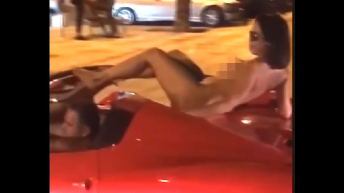 Politie zoekt man die rondreed met… blote vrouw op Ferrari