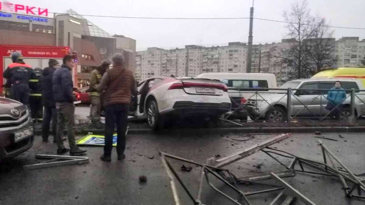 VIDEO: Vrouw beschadigt 15 (!) auto’s tijdens testrit