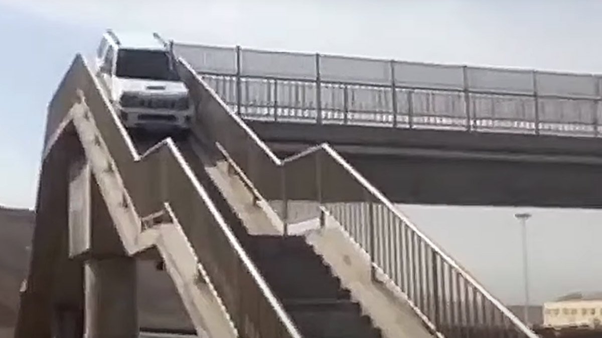 VIDEO: Kleine 4×4 waagt zich op voetgangersbrug