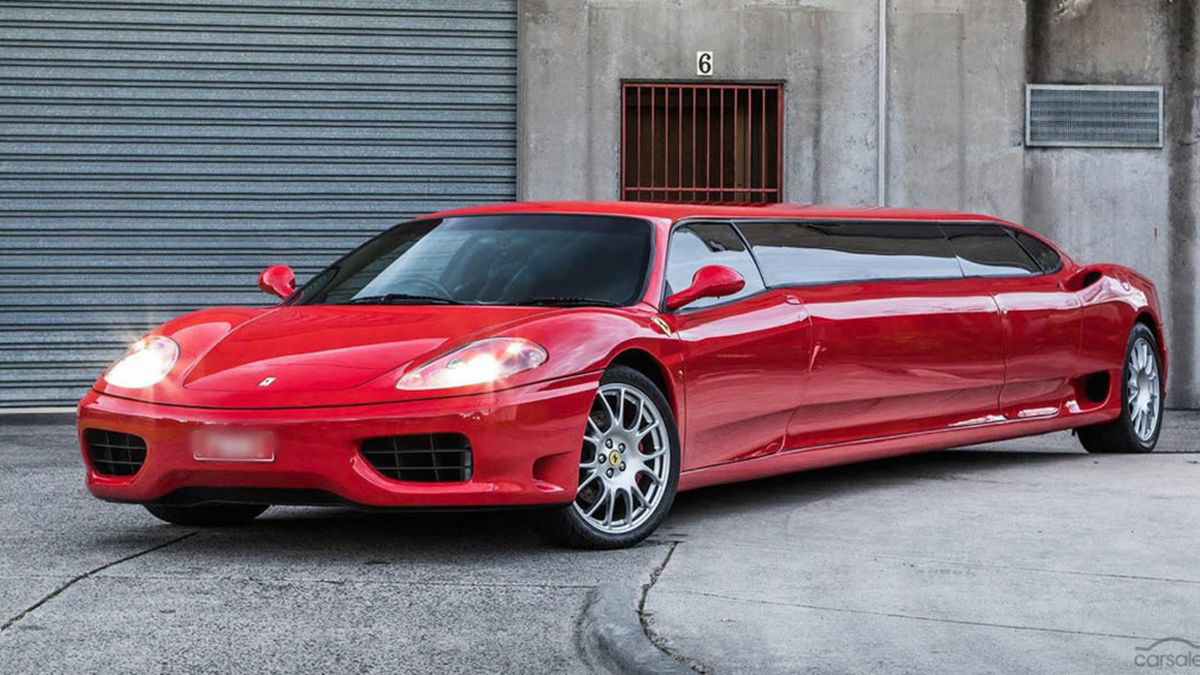 Deze (lelijke) Ferrari-limousine staat te koop