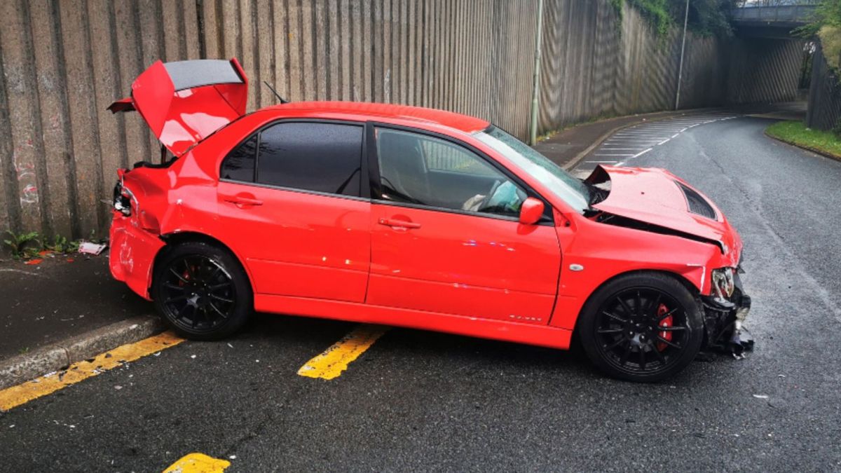 Man wint speciale Lancer Evo en crasht meteen