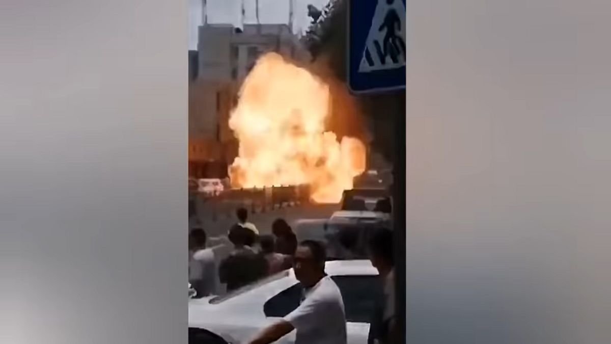 VIDEO: Auto op gas ontploft tijdens het rijden