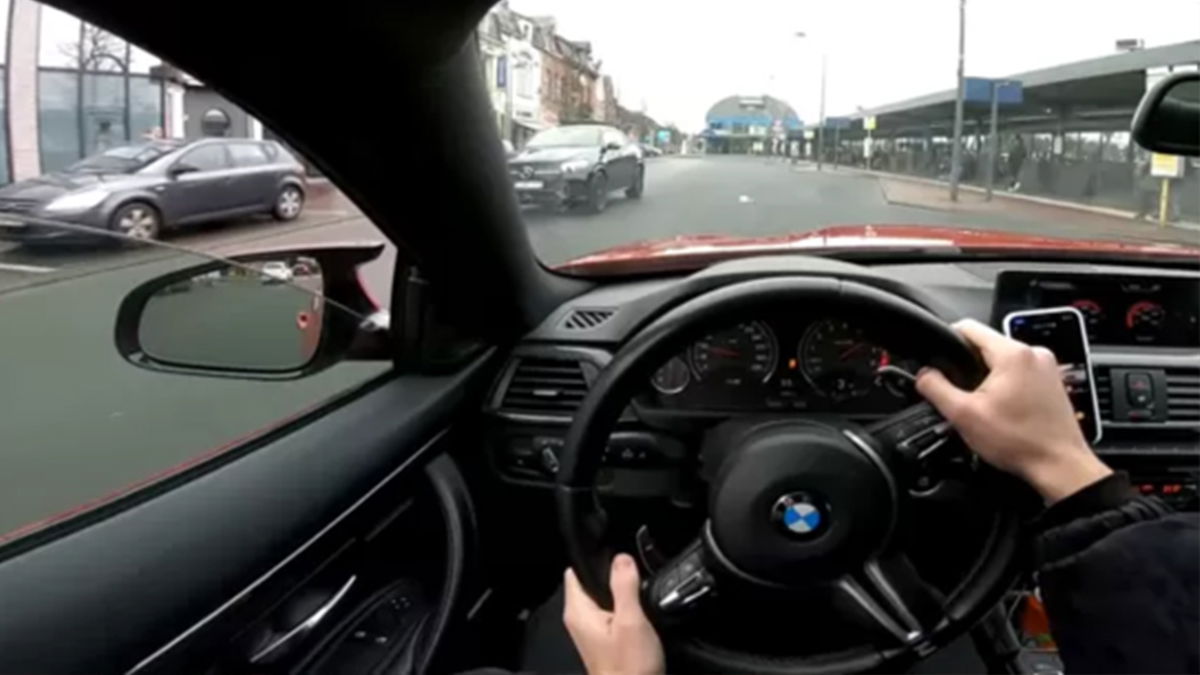 Une BMW M4 en drift en plein centre de Mol