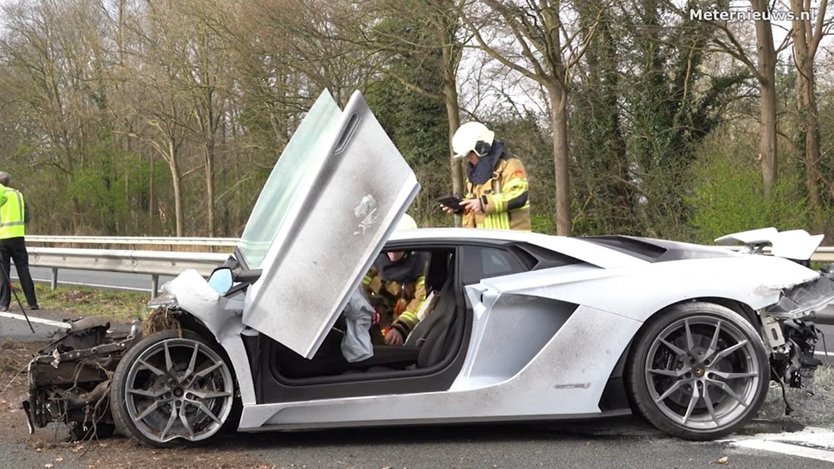 Jonge miljonair rijdt Lamborghini van 500.000 euro in de prak