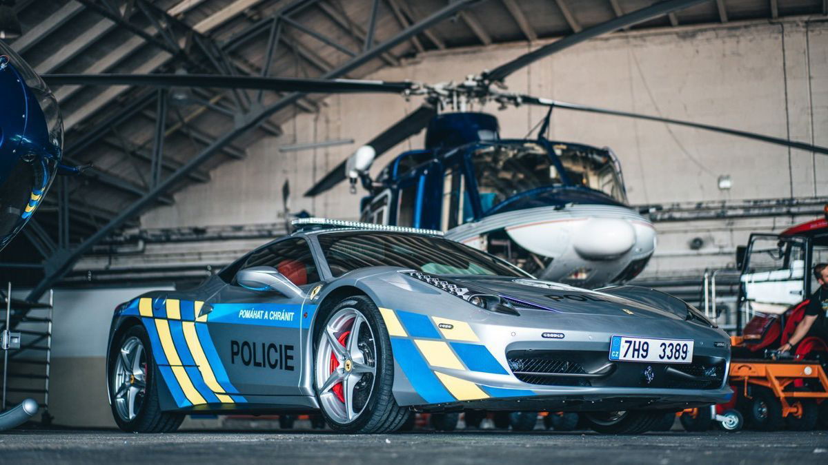 Tsjechische politie gaat achtervolgen met… een Ferrari!