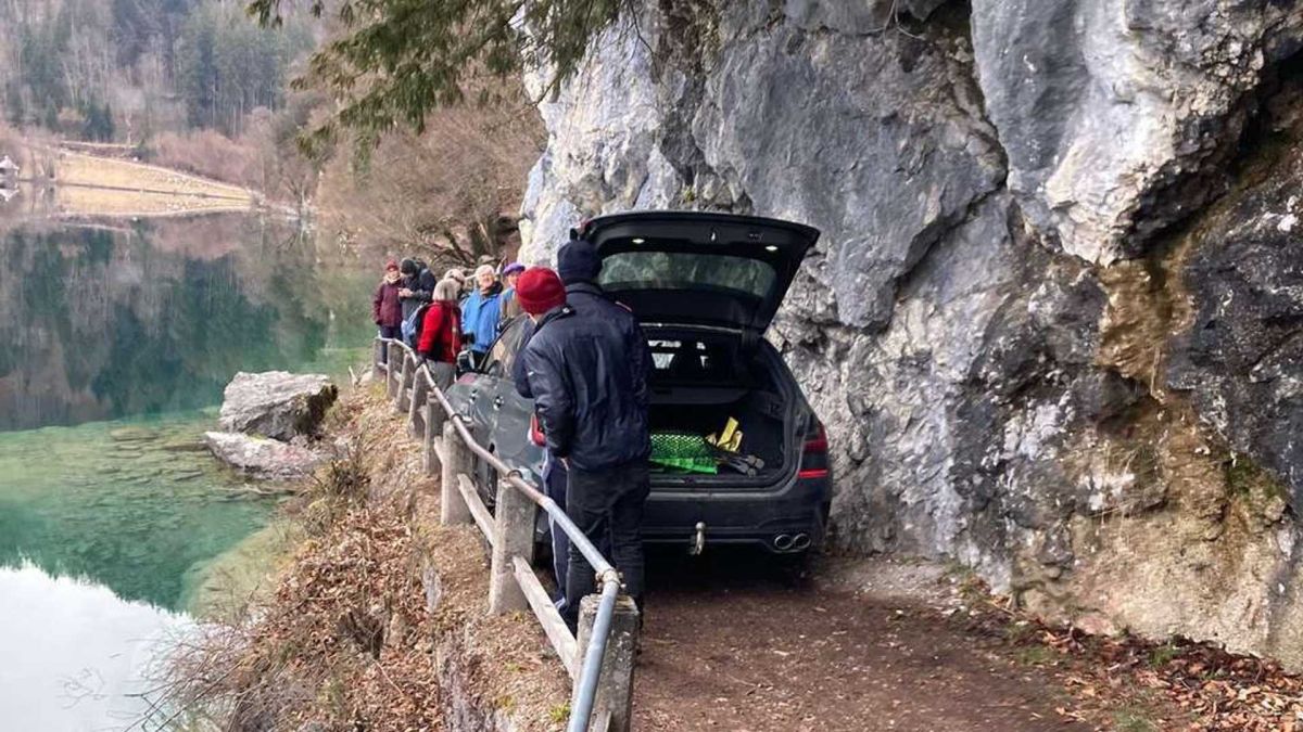 77-jarige bestuurder rijdt zich vast met zijn Alpina