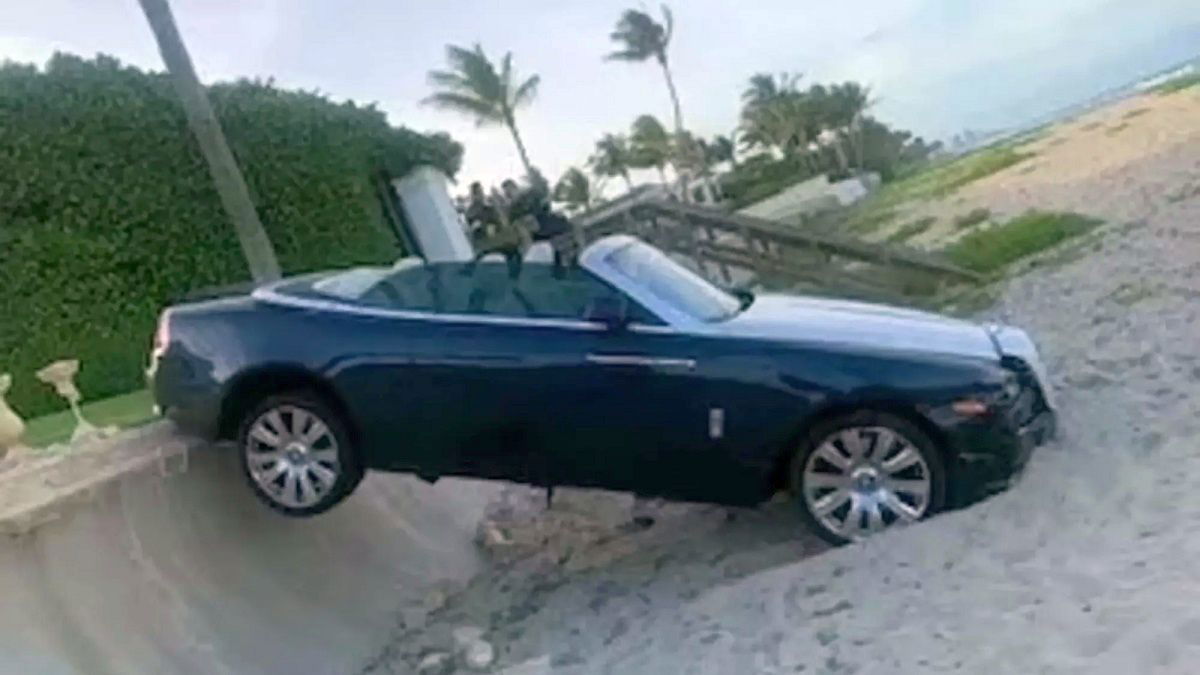 Vrouw crasht Rolls-Royce tegen standbeeld van 3 miljoen (en herinnert zich niets)