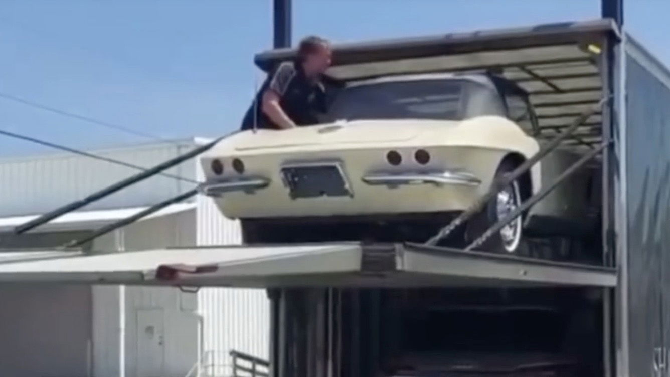 VIDÉO – Il fait tomber une superbe Corvette C1 d’un camion