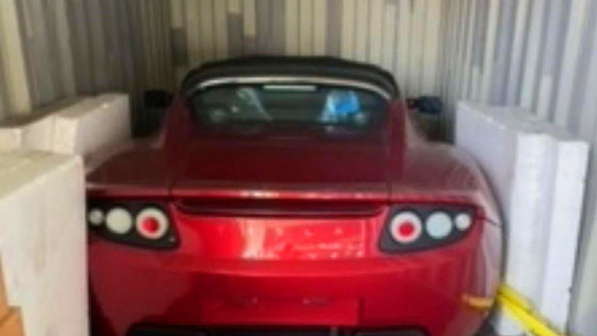 Trois Tesla Roadster neuves retrouvées dans un conteneur