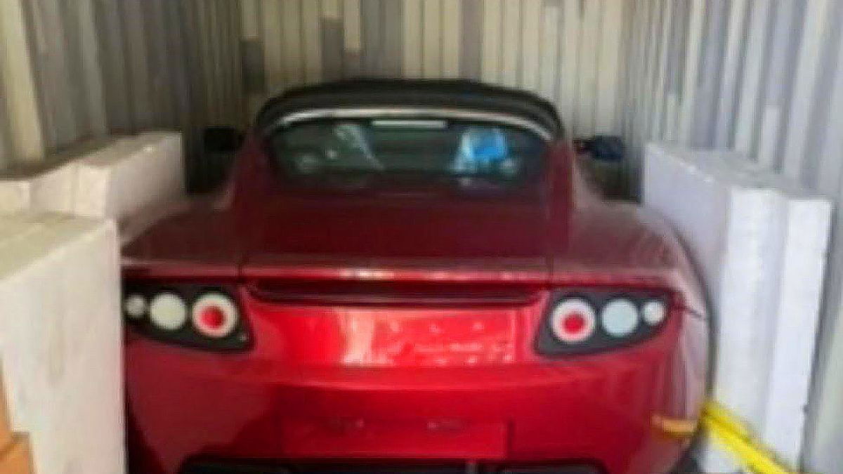Drie nieuwe Tesla Roadsters gevonden in een container
