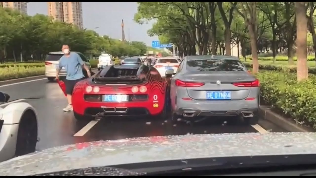 Man forceert zich in rij en beschadigt Bugatti Veyron