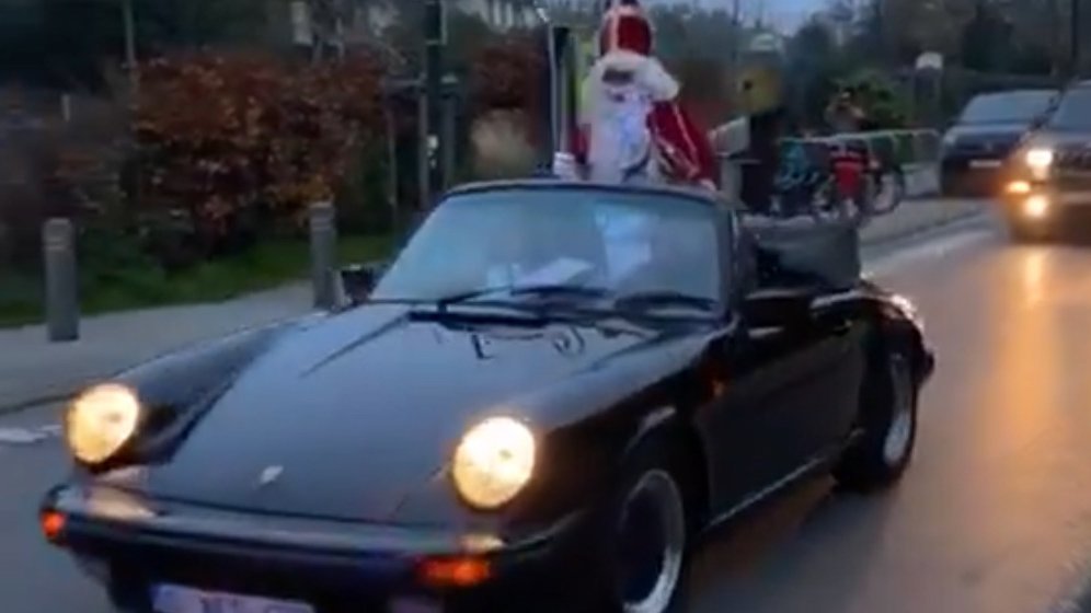 Naar Ukkel kwam Sinterklaas met een Porsche (en lang niet alle reacties zijn positief)