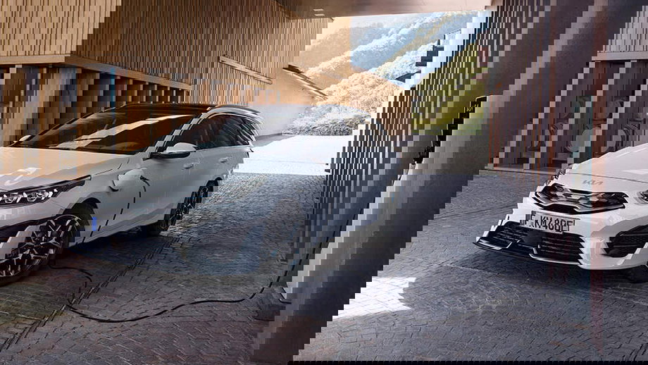 kia-ceed-sportswagon-phev-my22-public-charging-on