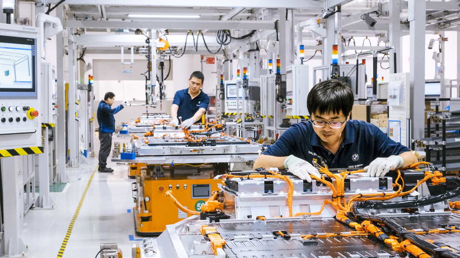 P90505651_highRes_assembly-of-high-vol