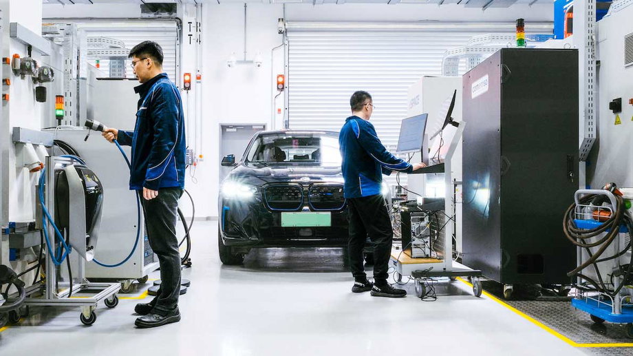 P90505653_highRes_charging-of-an-elect