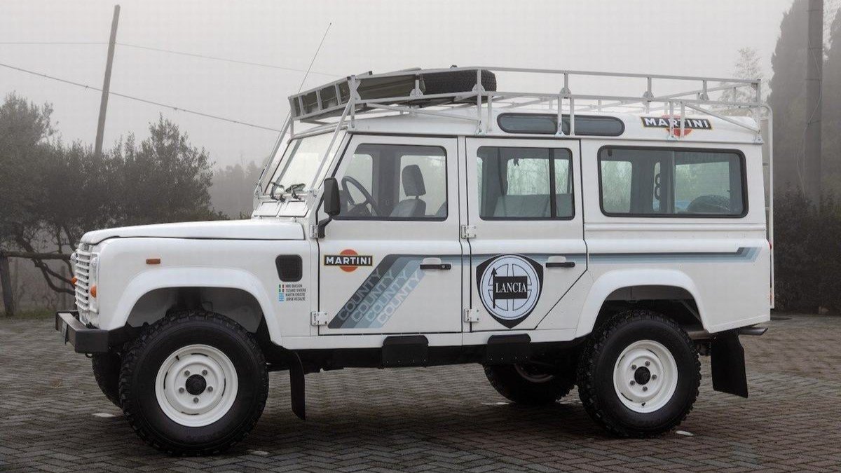 Aan deze Land Rover Defender hangt een mooi verhaal