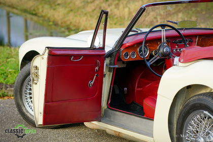 austin-healey-3000-mk3-1967-old-english-white-04