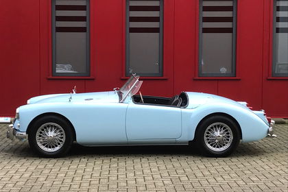 mga-1600-roadster-1960-irish-blue-03