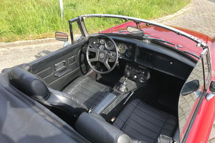 mgb-donker-rood-1800-overdrive-1979-05