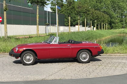 mgb-donker-rood-1800-overdrive-1979-03