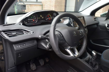 Peugeot 208 1.2i PureTech Signature S - NAVI - CR.CONTR - PDC