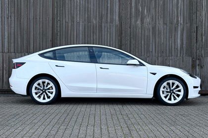 Tesla Model 3 Standard Range Plus - Facelift 2022 | Autopilot | 19"