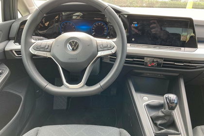 Volkswagen Golf VIII 1.0 TSI 110 pk Life aut. airco / GPS / app connect