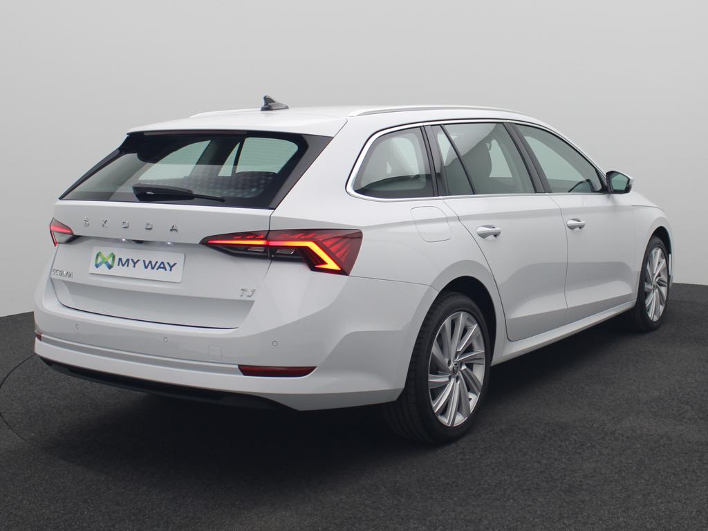 Skoda Octavia Combi Ambition 1.4 TSI PHEV 204pk 24gr CO2 DSG / App Connect / Adaptive Cruise Control / Camera / Park Distance Control Voor en Achter