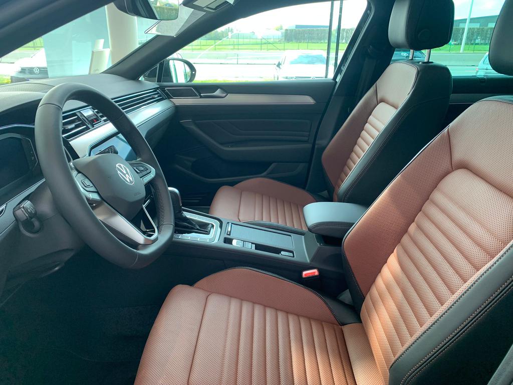 Volkswagen Passat Variant NEW ELEGANCE BUSINESS 2.0 TDI (150 ch) DSG Lederen bekleding NAPPA, Pack Adventure, Navi discovery Pro, Led Matrix verdonkerd, Pretoria Alu velg, Travel Assist, 12 voudinge elektrische zetel, Easy Open, dakhemel zwart, Zonneschermen