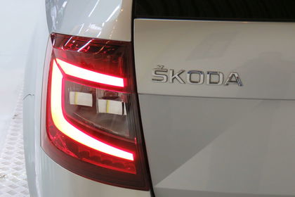 Skoda  1.0 TSI Ambition - Navigatie - PDC -Smartlink -LED