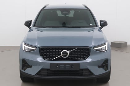 Volvo XC40 b4 fwd plus dark 197 AT