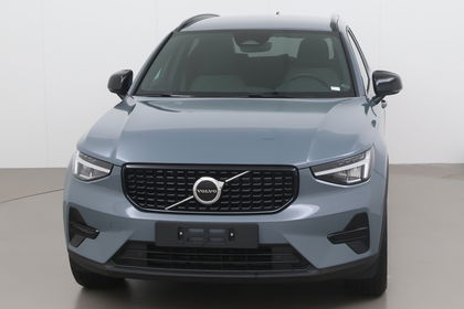 Volvo XC40 b4 fwd plus dark 197 AT