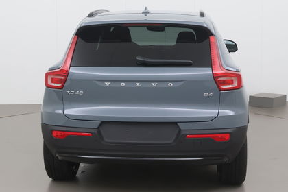 Volvo XC40 b4 fwd plus dark 197 AT