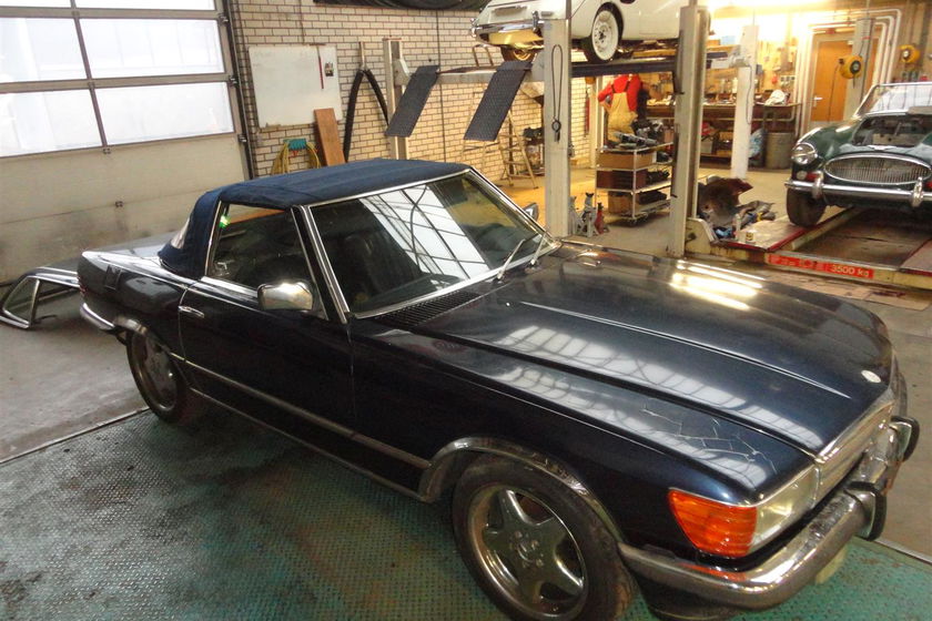 Mercedes 380SL blue