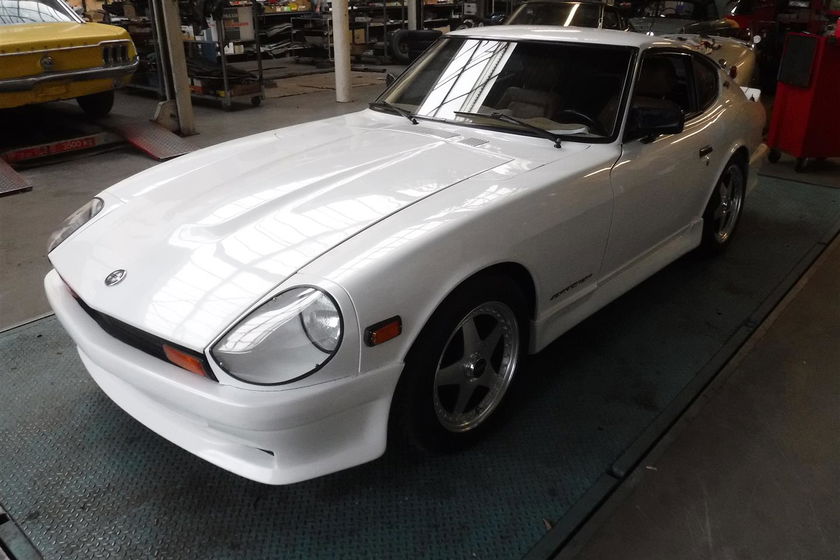 Datsun 240Z white 12096