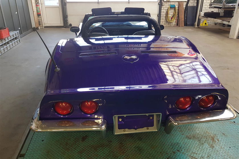 Chevrolet Corvette 73 cabrio purple