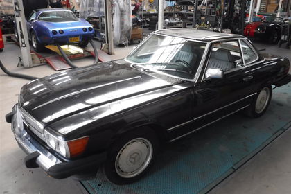 Mercedes 560SL black 88 