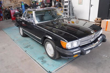 Mercedes 560SL black 88 