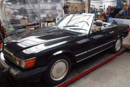 Mercedes 560SL black 88 