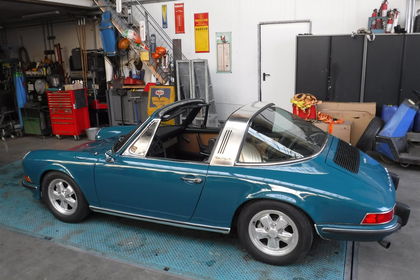 Porsche 911 E Targa blue 