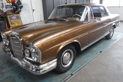 Mercedes 250SE coupe gold W111 