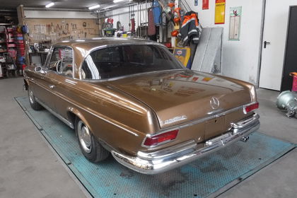 Mercedes 250SE coupe gold W111 