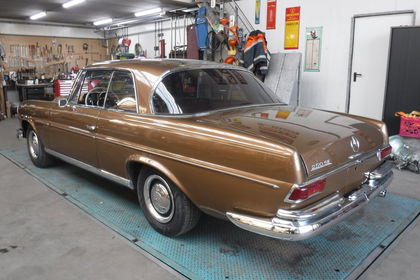 Mercedes 250SE coupe gold W111 