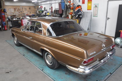 Mercedes 250SE coupe gold W111 