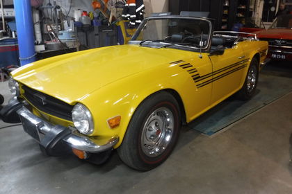 Triumph TR6 yellow 