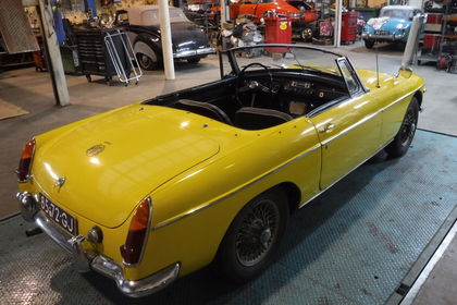 MG B cabrio Yellow  